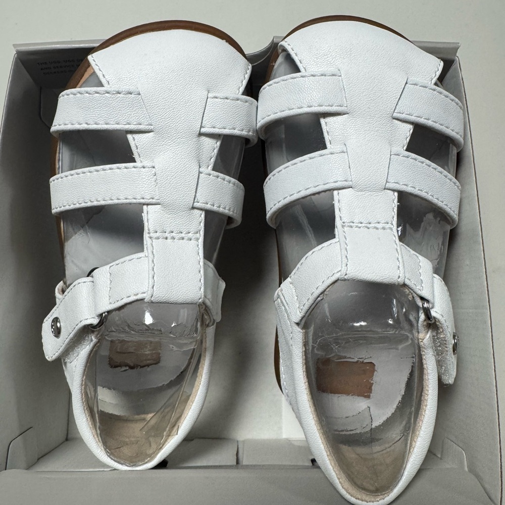 NWT! UGG White Sandals Comfortable Leather Flip Flops